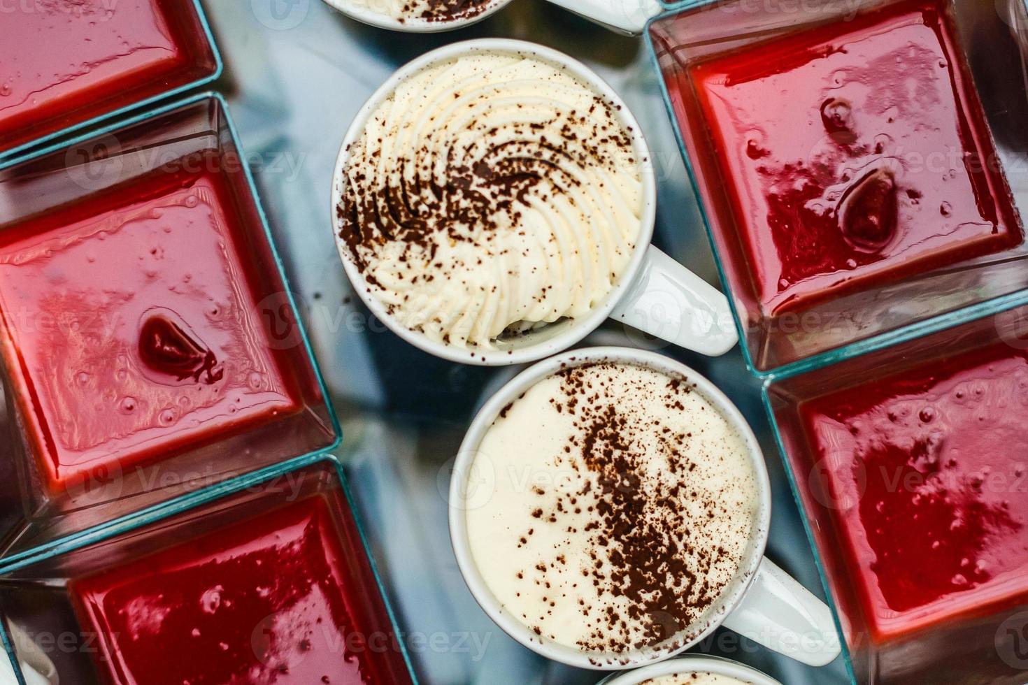 crema en tazas blancas seguidas de cerca foto