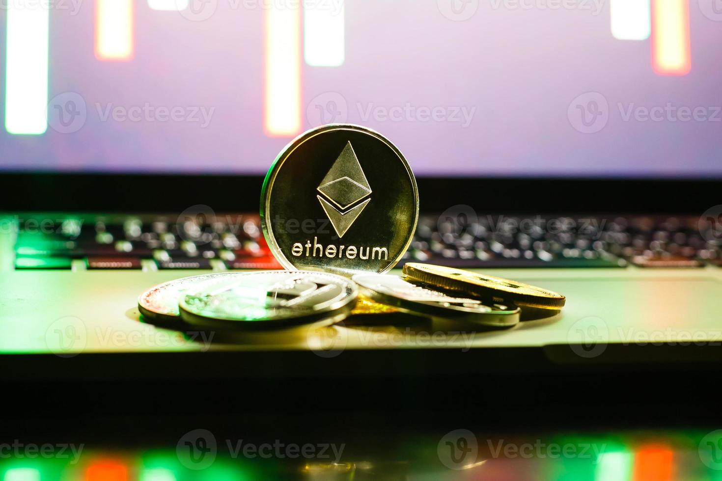 moneda digital monedas de ethereum físico en el teclado de la computadora negra foto