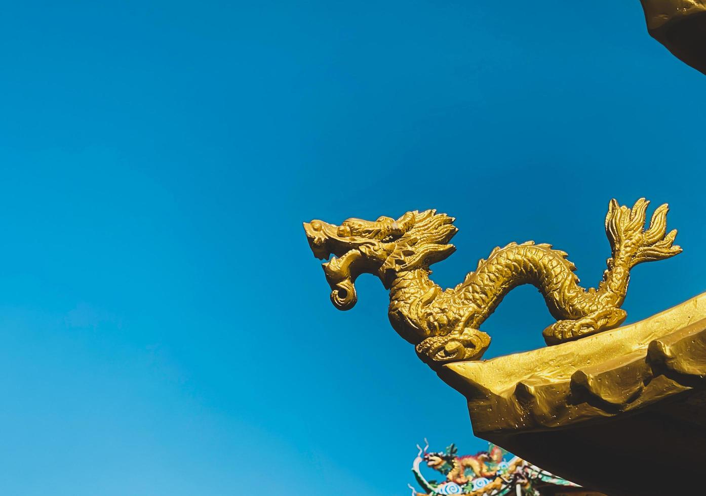ang silla, chonburi, tailandia - 14 de enero de 2023 la estatua del dragón es una hermosa arquitectura tailandesa y china del santuario nachas sa thai chute, santuario naja, najasaataichue, templo chino santuario nezha. foto