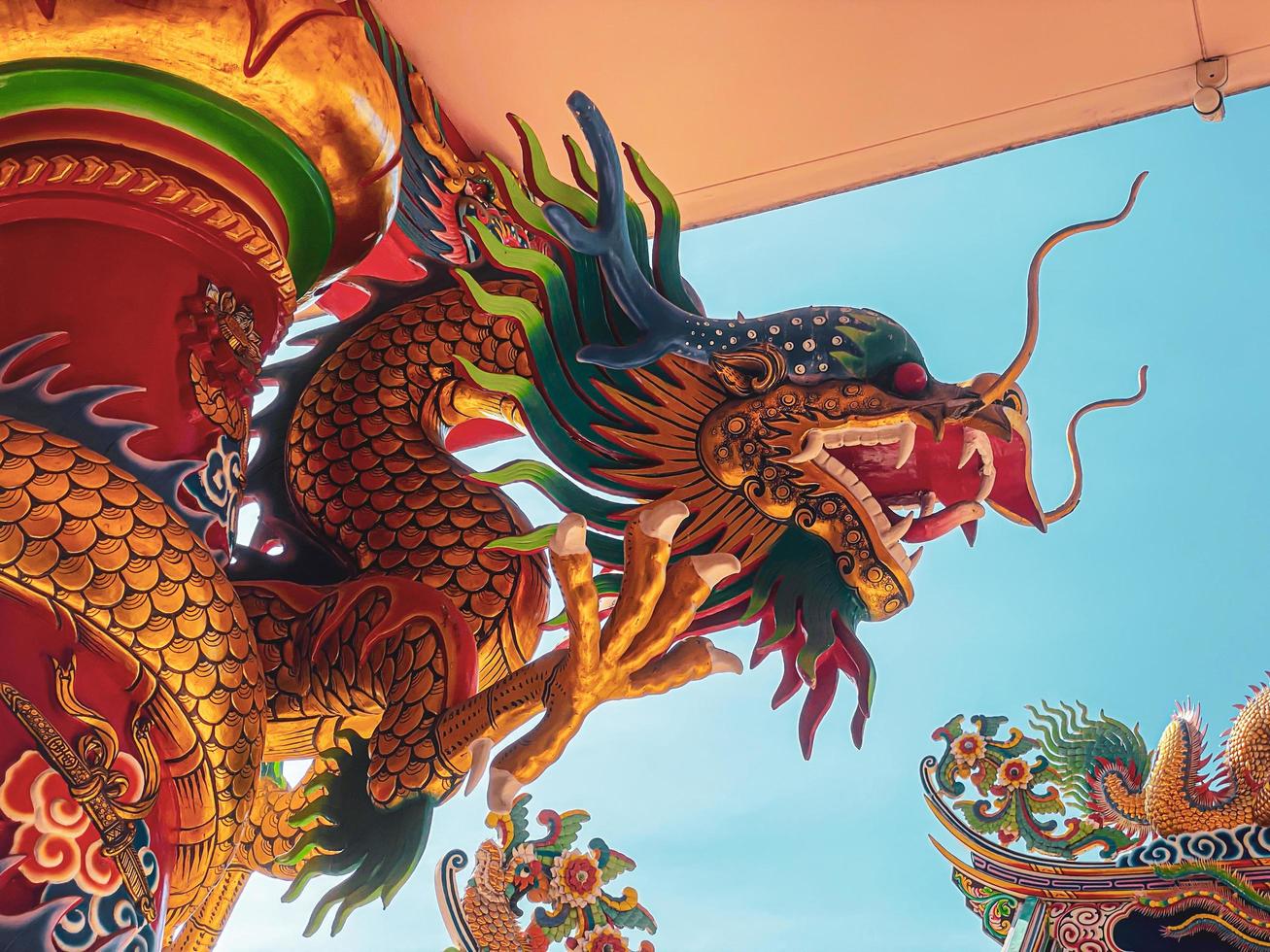 ang silla, chonburi, tailandia - 14 de enero de 2023 la estatua del dragón es una hermosa arquitectura tailandesa y china del santuario nachas sa thai chute, santuario naja, najasaataichue, templo chino santuario nezha. foto