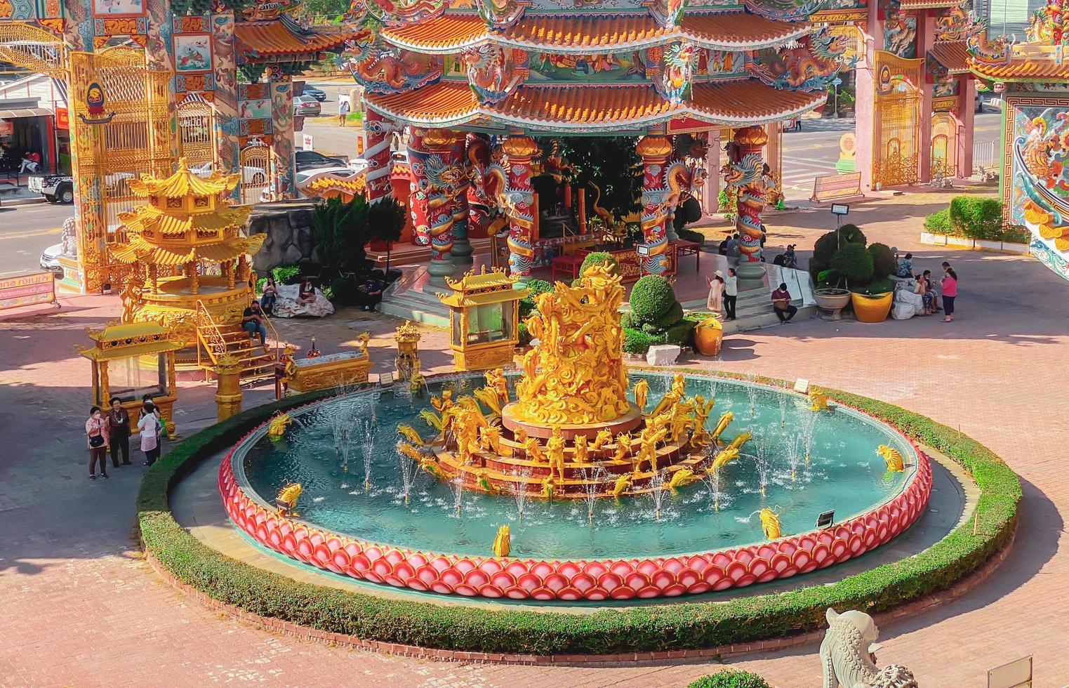 ang silla,chonburi,tailandia-14 de enero de 2023 la estatua de fuente naja es una hermosa arquitectura tailandesa y china del santuario nachas sa thai chute, santuario naja, najasaataichue, templo chino santuario nezha. foto