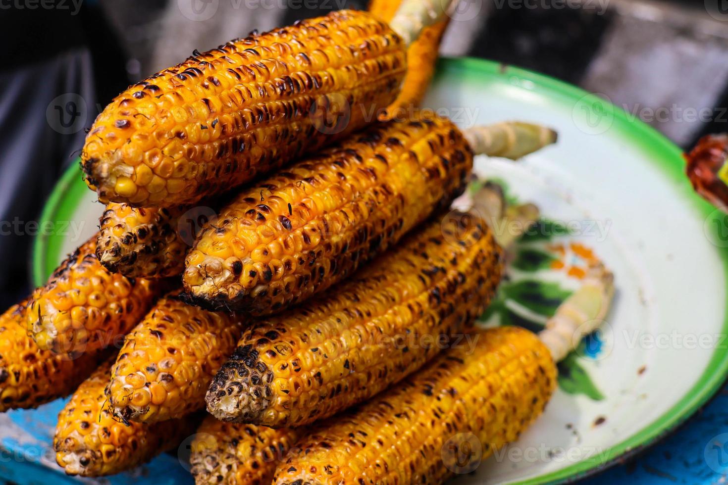 el maíz tostado cocido se ve muy bien cuando hace frío. foto