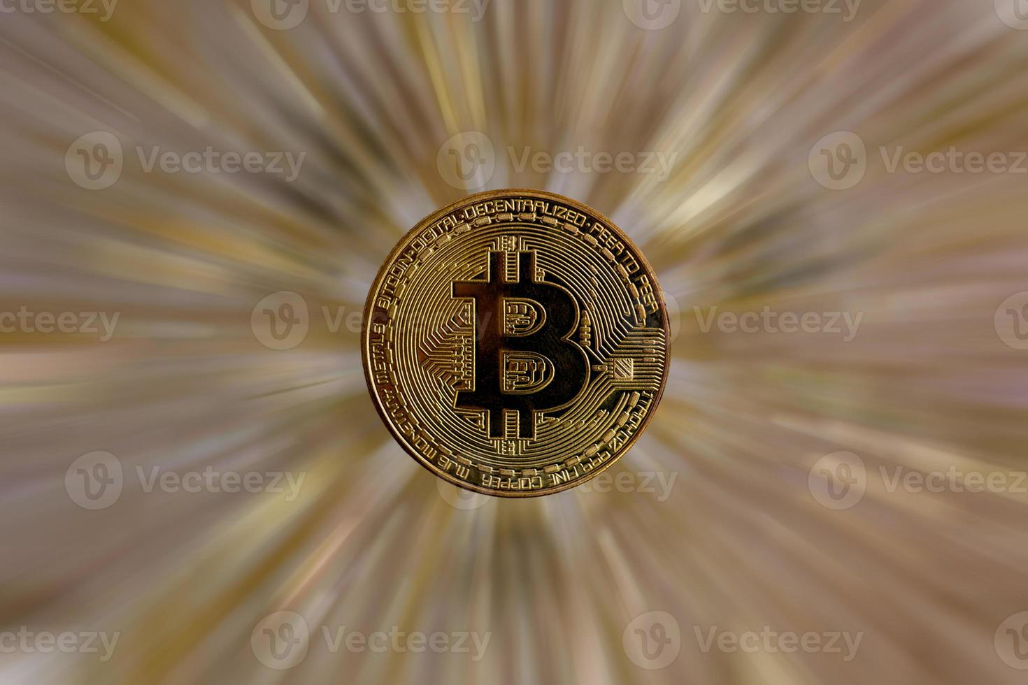 nueva moneda de bitcoin de plata brillante con símbolo de bitcoin dorado b sobre fondo de brillo dorado con copia foto