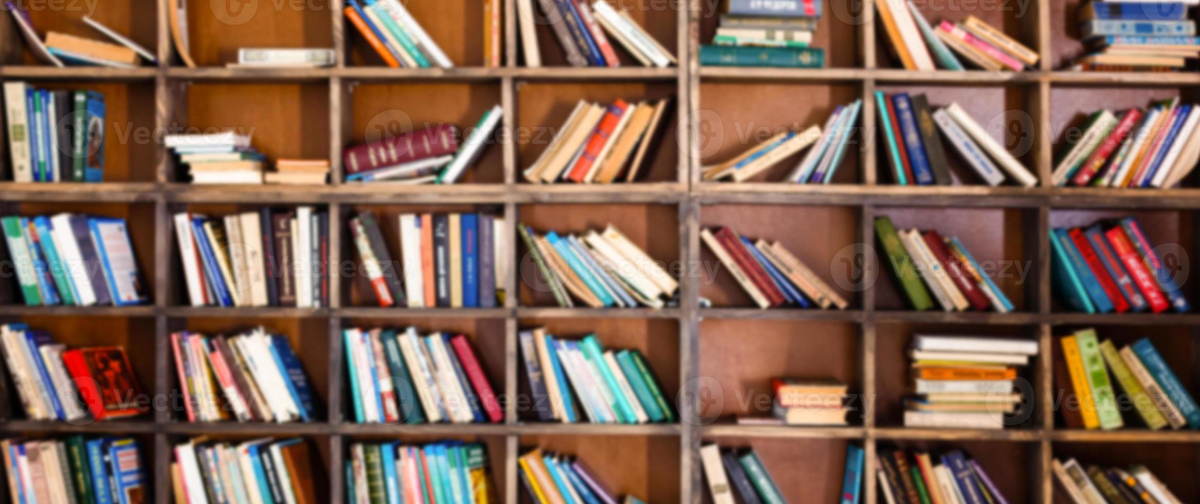 libros viejos en la biblioteca foto