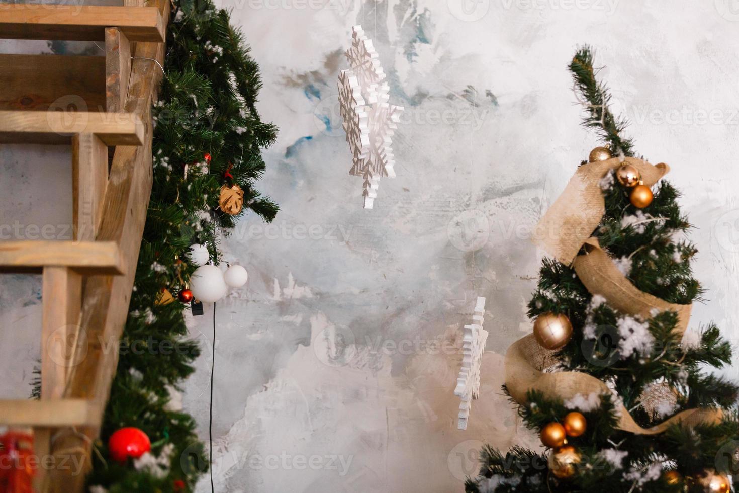 árbol de navidad y adornos navideños foto