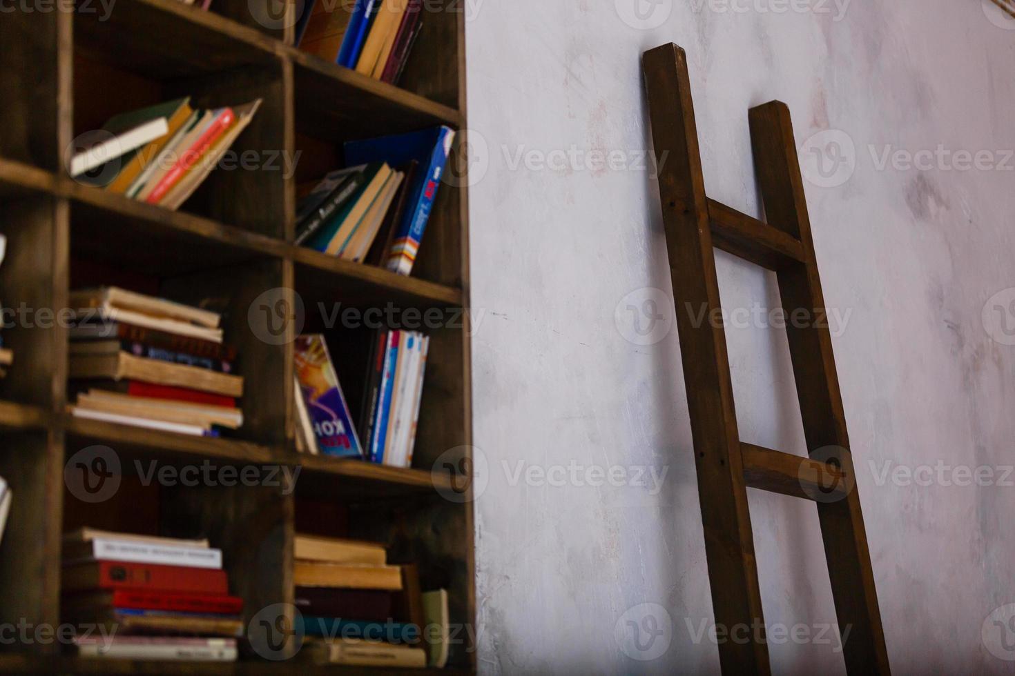 estantería antigua con cubiertas de libros encuadernadas en cuero en la biblioteca foto