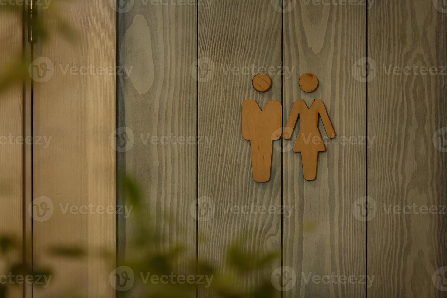 letrero de baño público moderno en la pared de cemento foto
