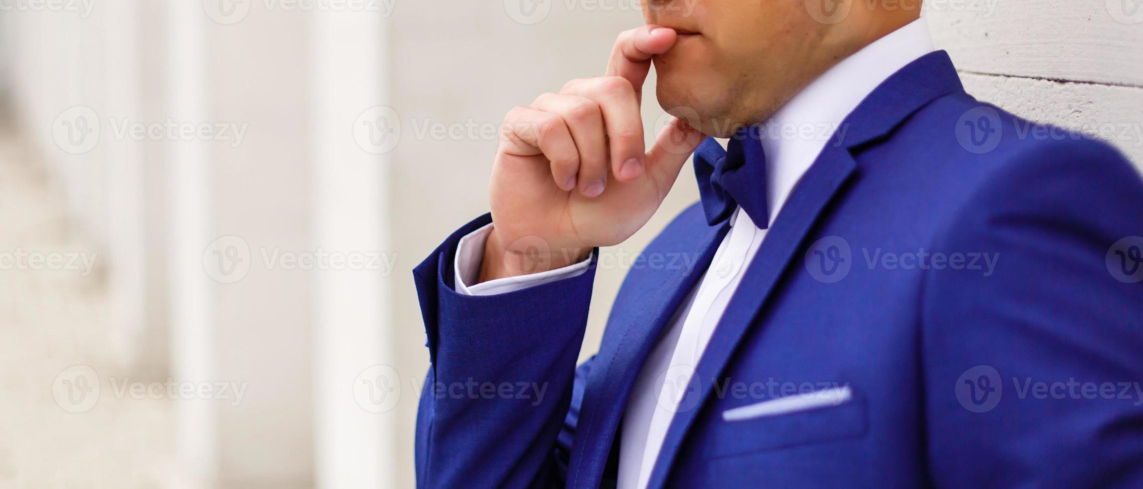 guapo novio en traje la naturaleza retrato masculino el parque hermoso modelo chico colorido foto