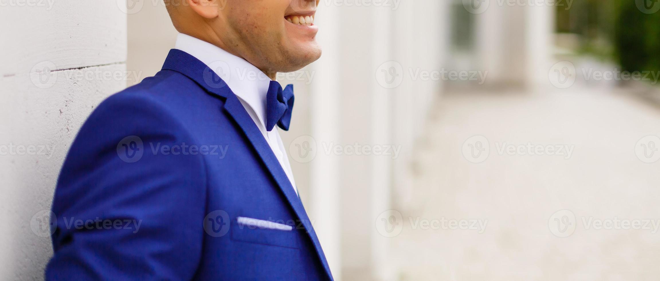 guapo novio en traje la naturaleza retrato masculino el parque hermoso modelo chico colorido foto