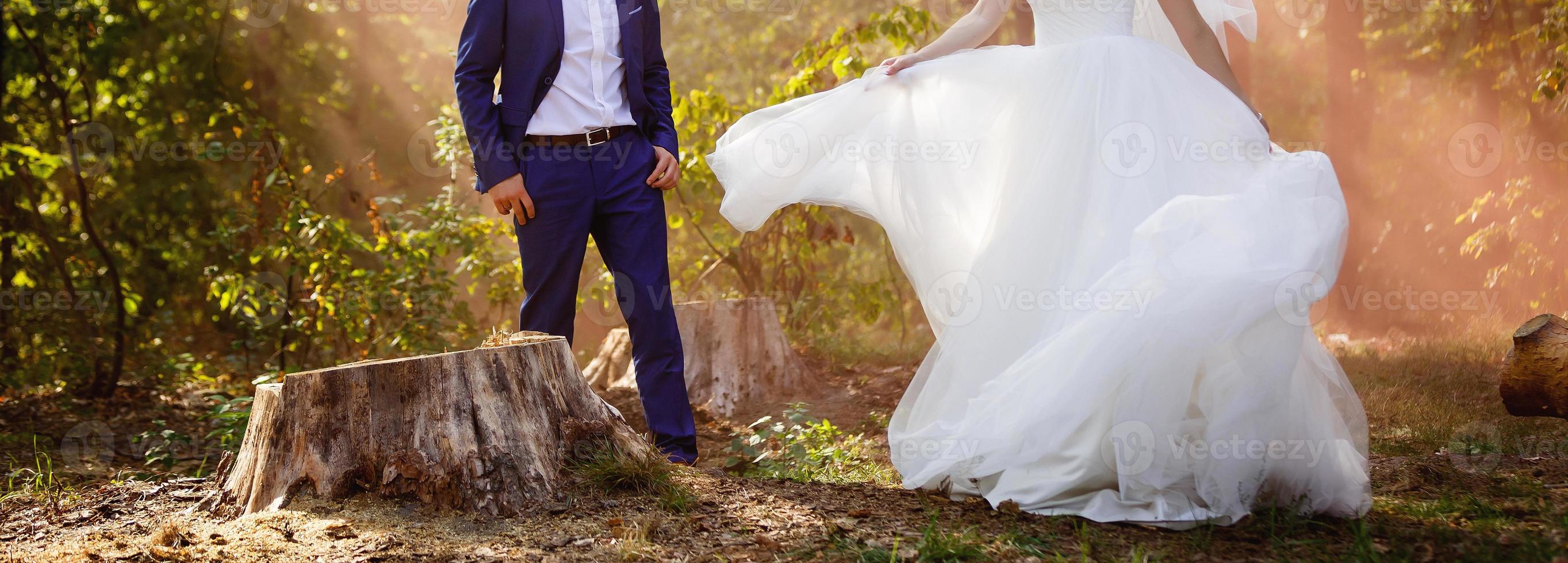 novia y novio con el humo de color rojo en el parque de verano foto