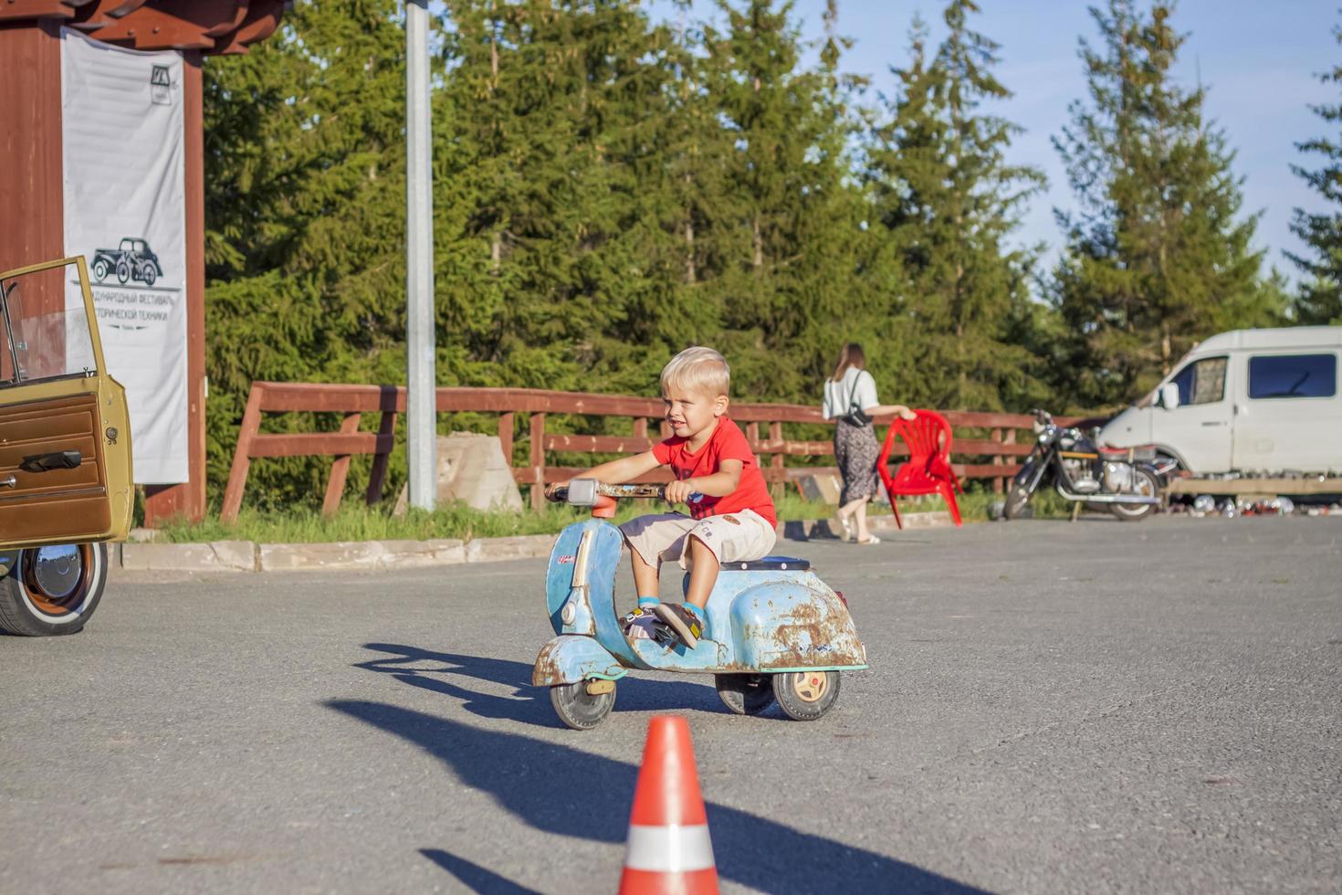 2022-08-12 Tatarstan, Verkhneuslonsky district, village. Savino. Resort town Sviyazhsky hills. Kazan Festival of Historical Technologies. Children ride on children's retro cars photo