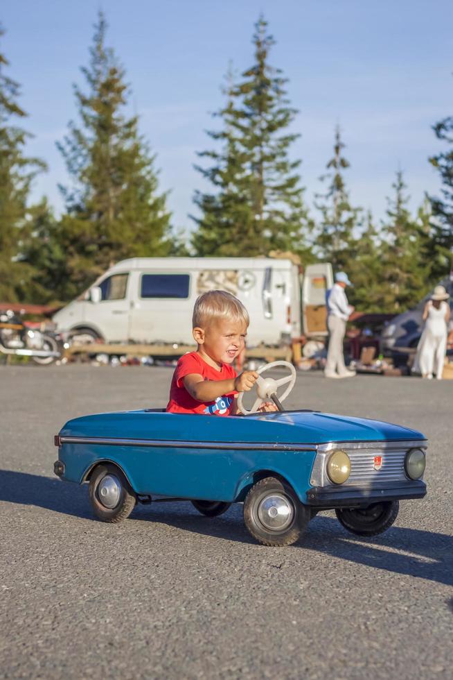 2022-08-12 Tatarstan, Verkhneuslonsky district, village. Savino. Resort town Sviyazhsky hills. Kazan Festival of Historical Technologies. Children ride on children's retro cars photo