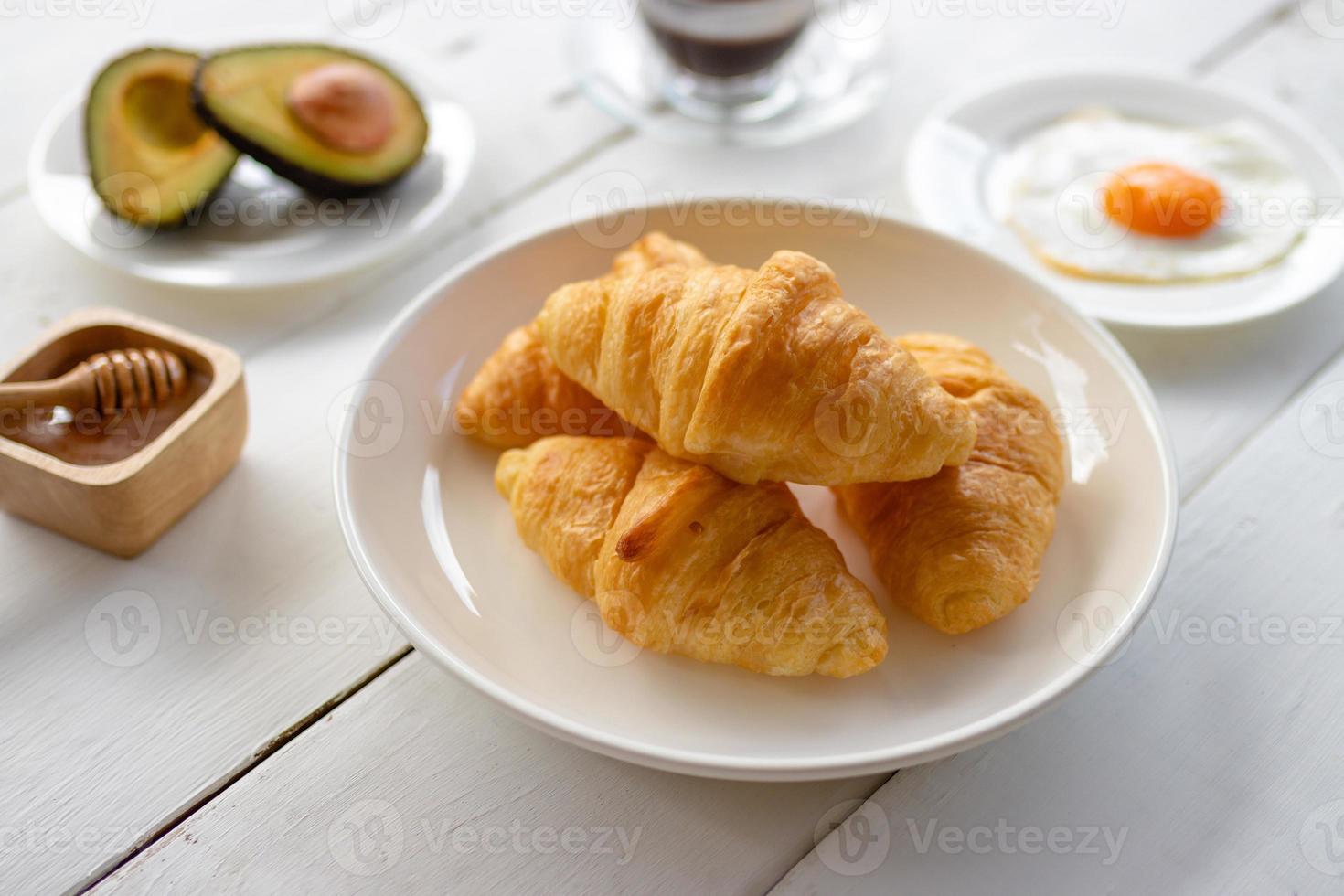 Sándwich de croissant con huevo, aguacate en manjar blanco y miel, café.  concepto de desayuno y comida saludable. 17657839 Foto de stock en Vecteezy