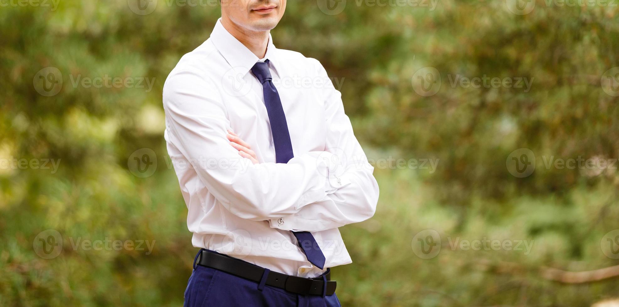 guapo novio en traje la naturaleza retrato masculino el parque hermoso modelo chico colorido foto