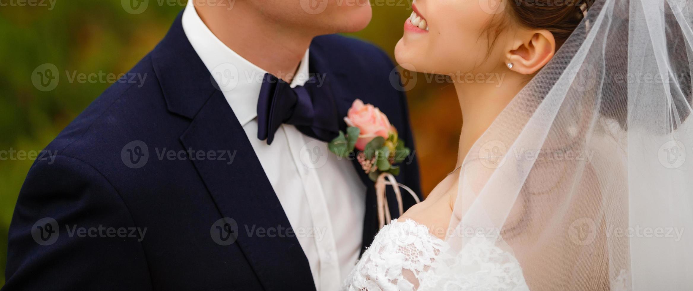 pareja de bodas de lujo casada novia y novio posando en el parque otoño foto