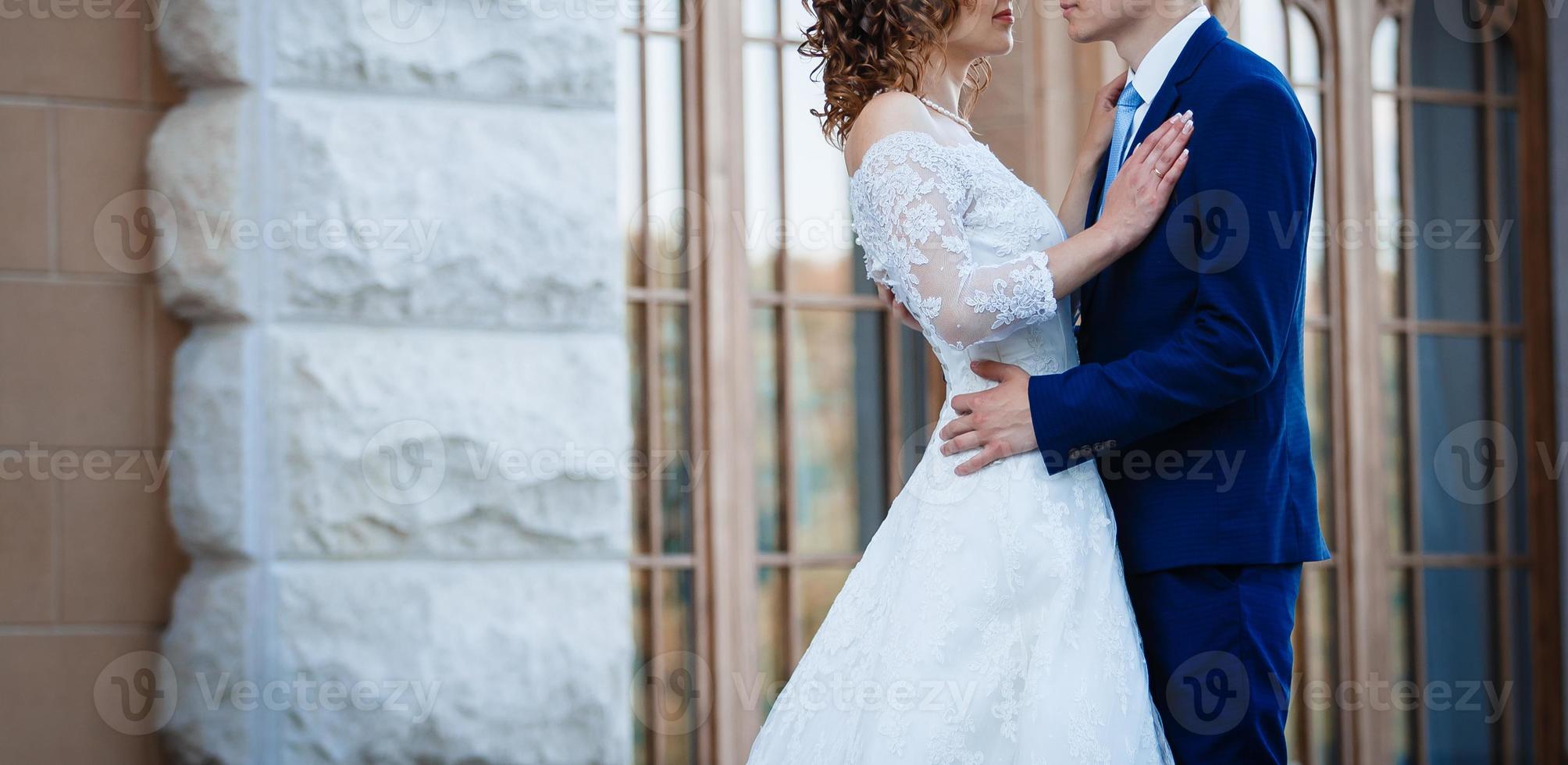 retrato de novios felices cerca de columnas foto