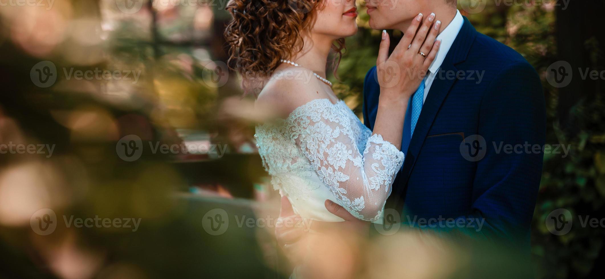 feliz novia y novio en un parque el día de su boda foto