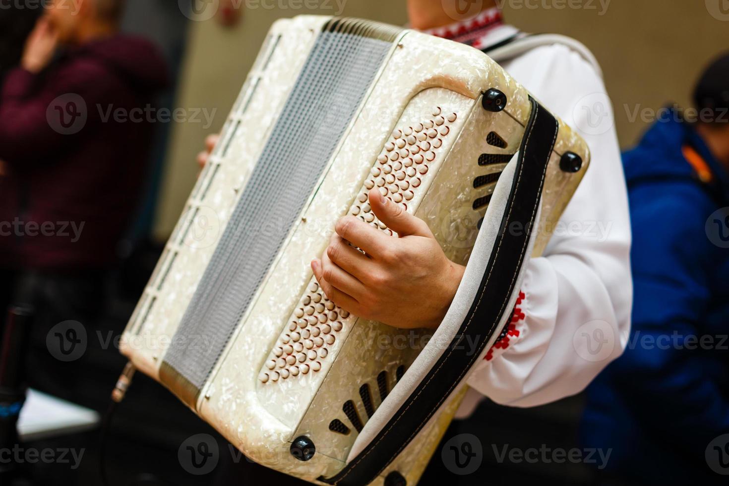 el musico tocando el acordeon foto