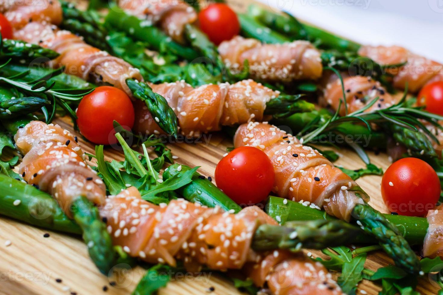 filete de salmón con espárragos y tomates cherry foto