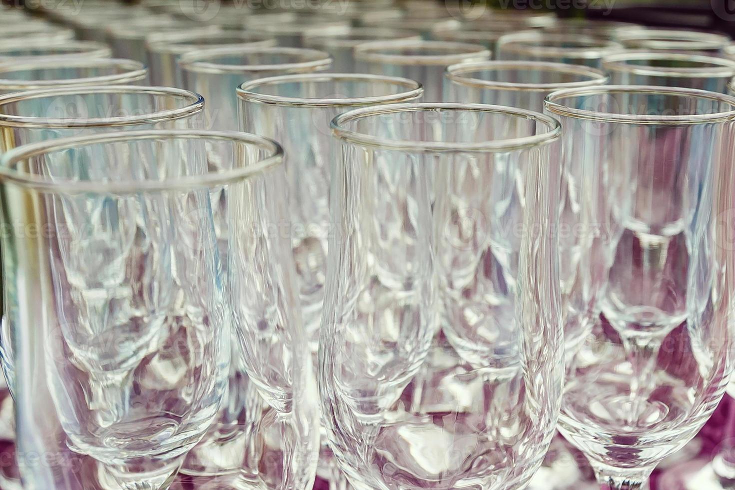 hermosas copas de champán desenfocadas en la mesa de buffet en el restaurante y fondo borroso foto