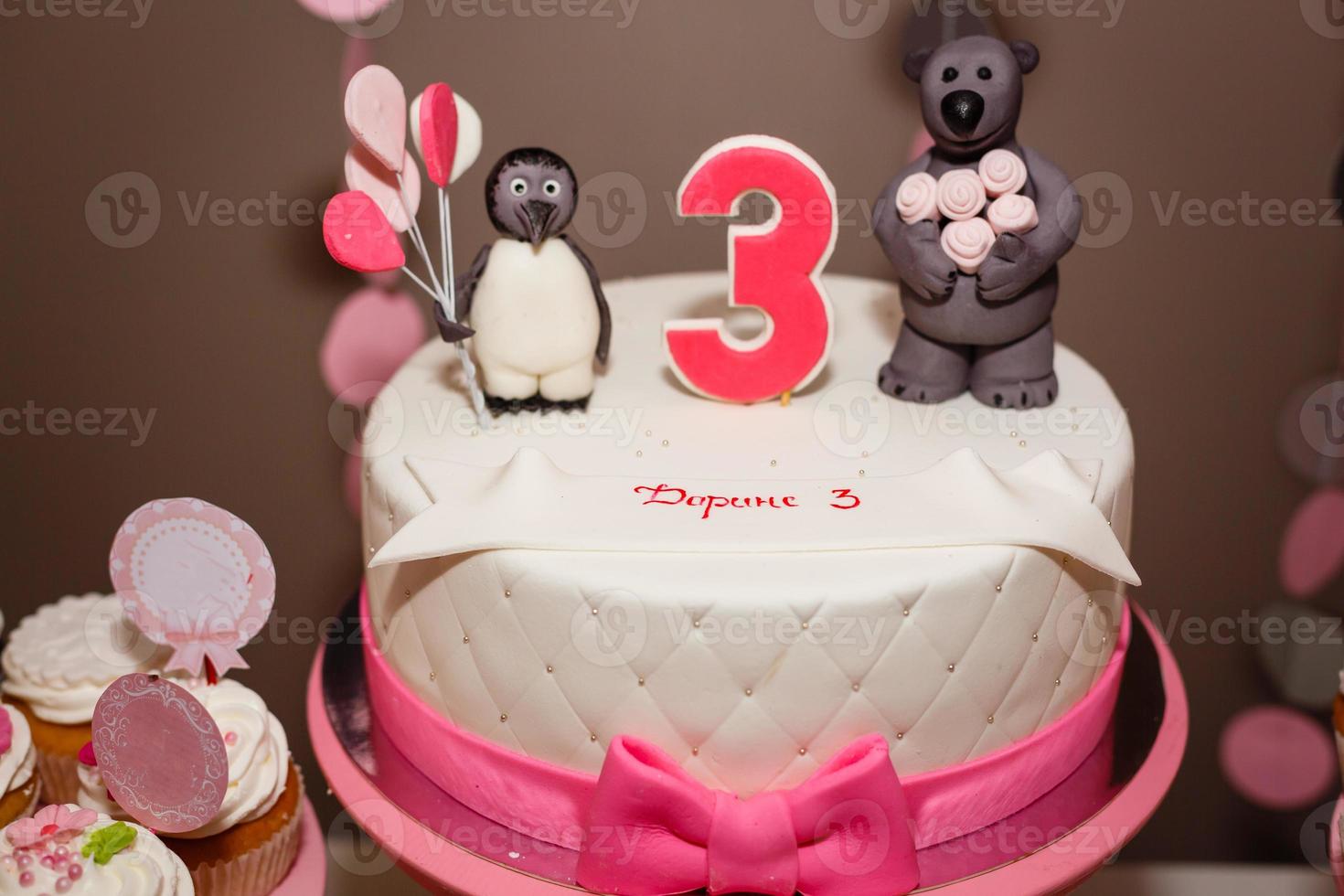 pastel de cumpleaños con el número tres para una niña foto