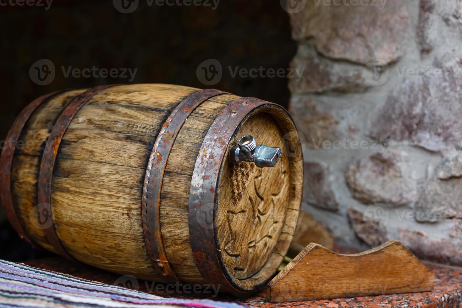 un barril de vino en una bodega foto