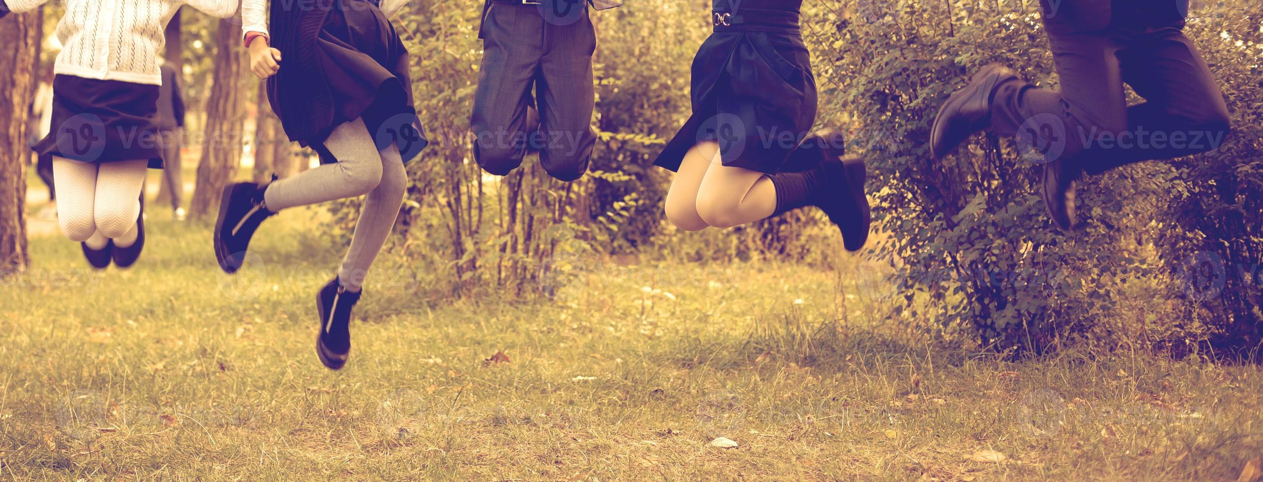 niños saltando en un huerto día de verano foto