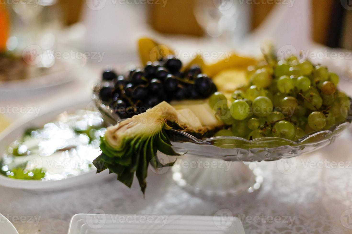 variedad de frutas frescas en el plato manzana uva kiwi piña pomelo naranja plátano y menta foto