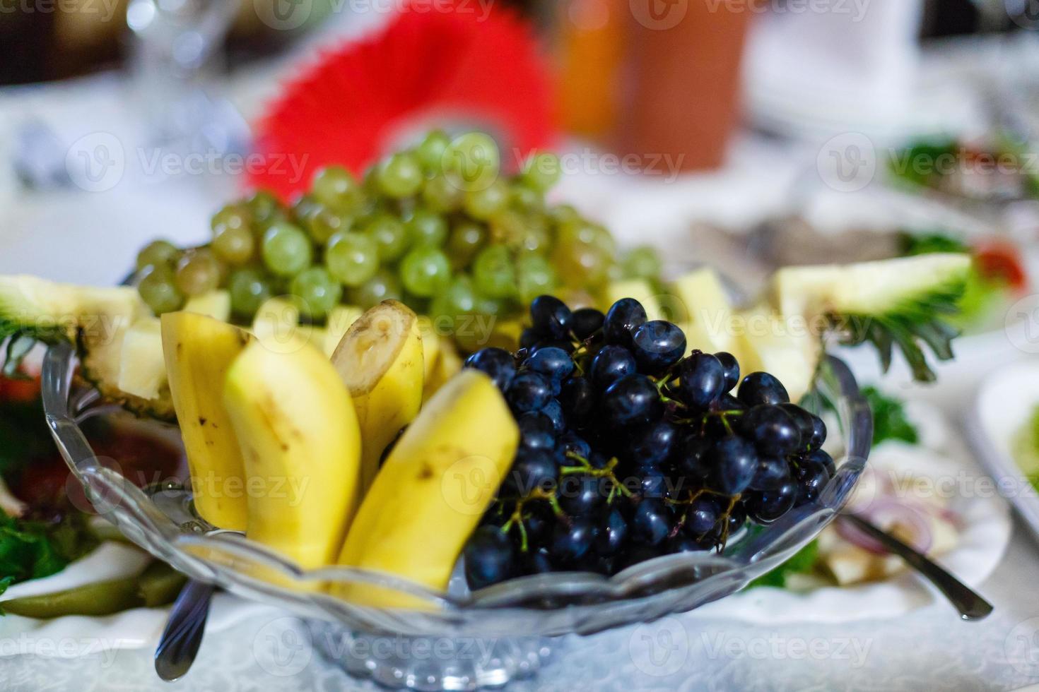 variedad de frutas frescas en el plato manzana uva kiwi piña pomelo naranja plátano y menta foto