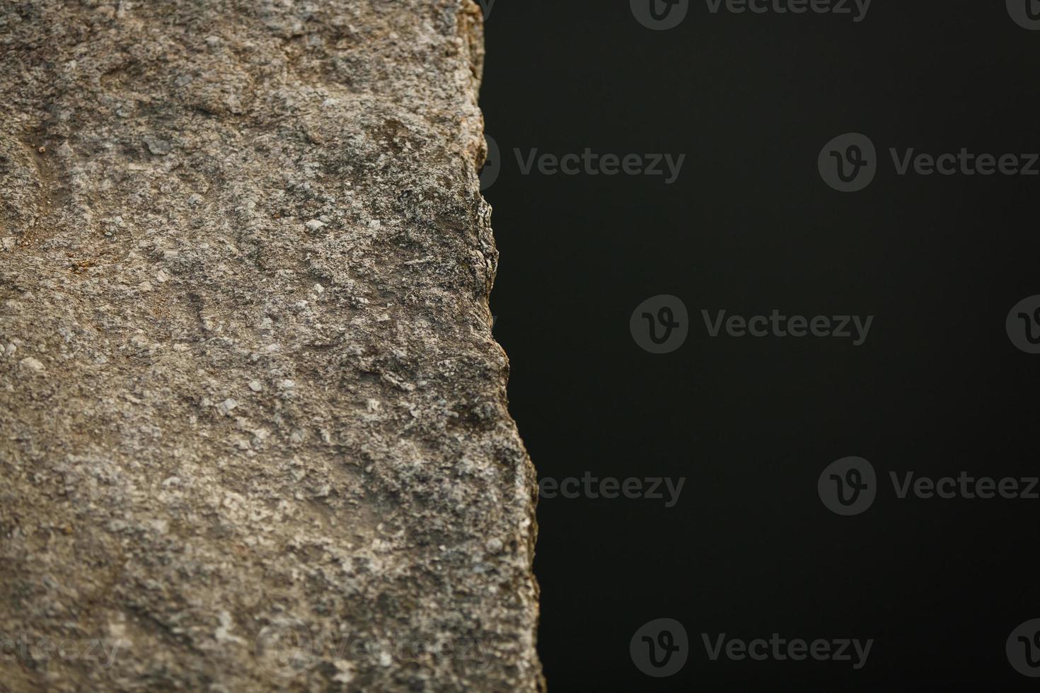 textura de la antigua muralla, piedra sobre un fondo negro foto