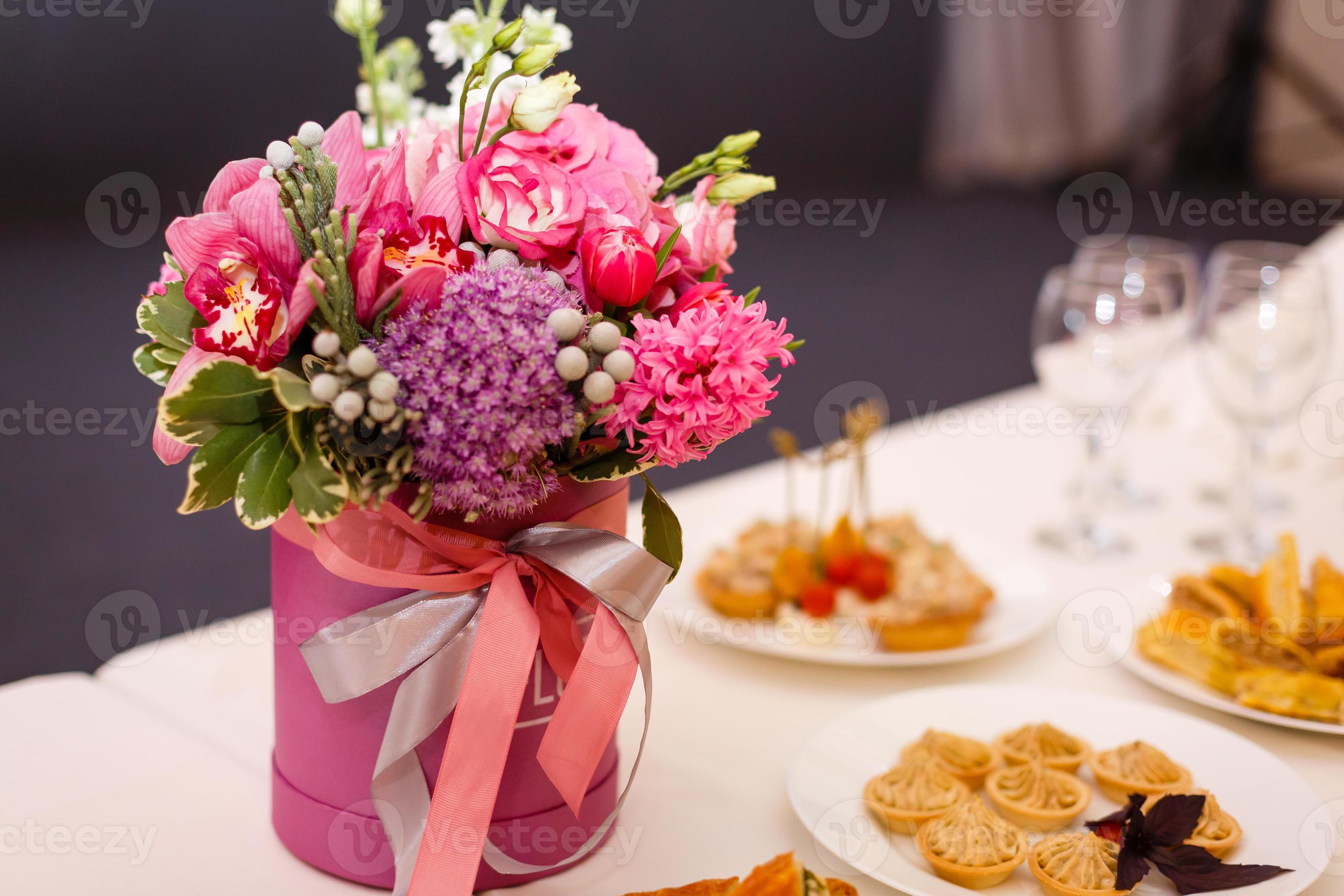 Flowers in a hat box. Bouquet of roses, floral composition 17658589