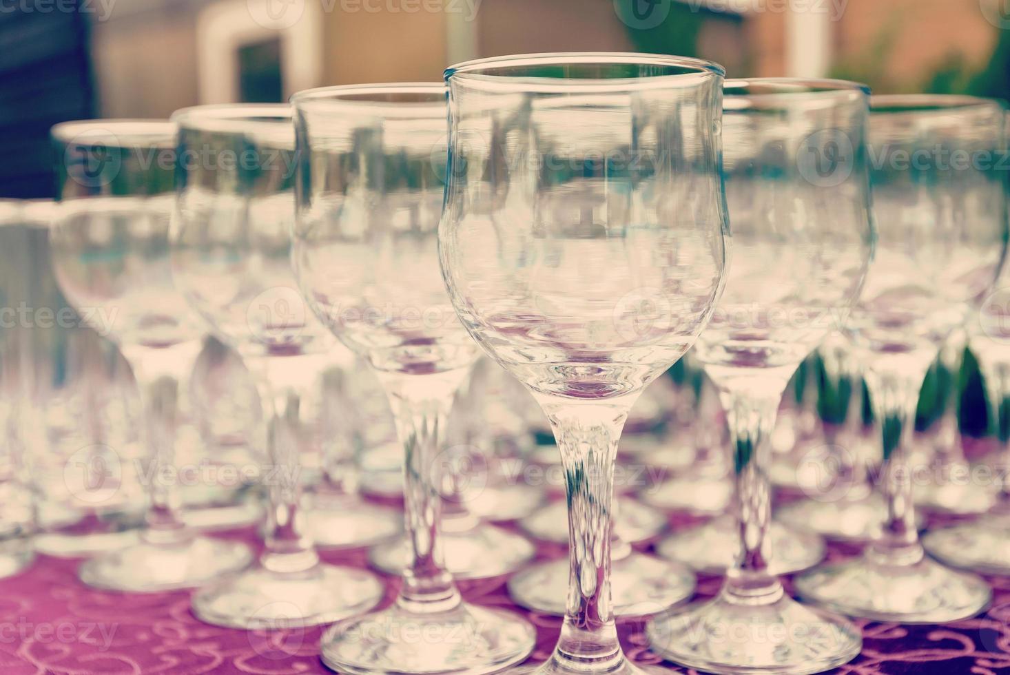 hermosas copas de champán desenfocadas en la mesa de buffet en el restaurante y fondo borroso foto