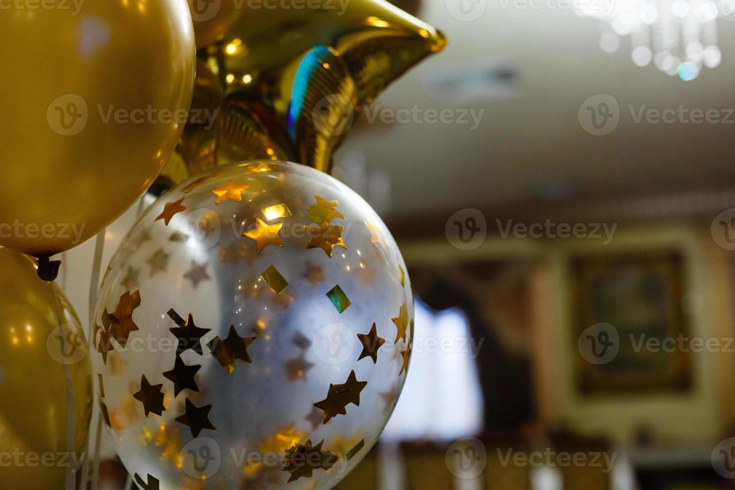 Zona De Fotos De Boda O Cumpleaños Con Globos Blancos Negros Y Dorados En  El Interior. Decoración De Fiesta De Vacaciones. Fondo D Foto de archivo -  Imagen de negro, plata: 206494666