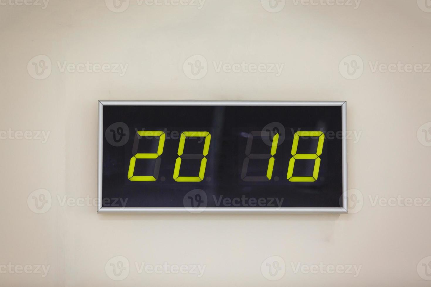 feliz año nuevo reloj digital negro sobre un fondo blanco que muestra la hora 2017 foto