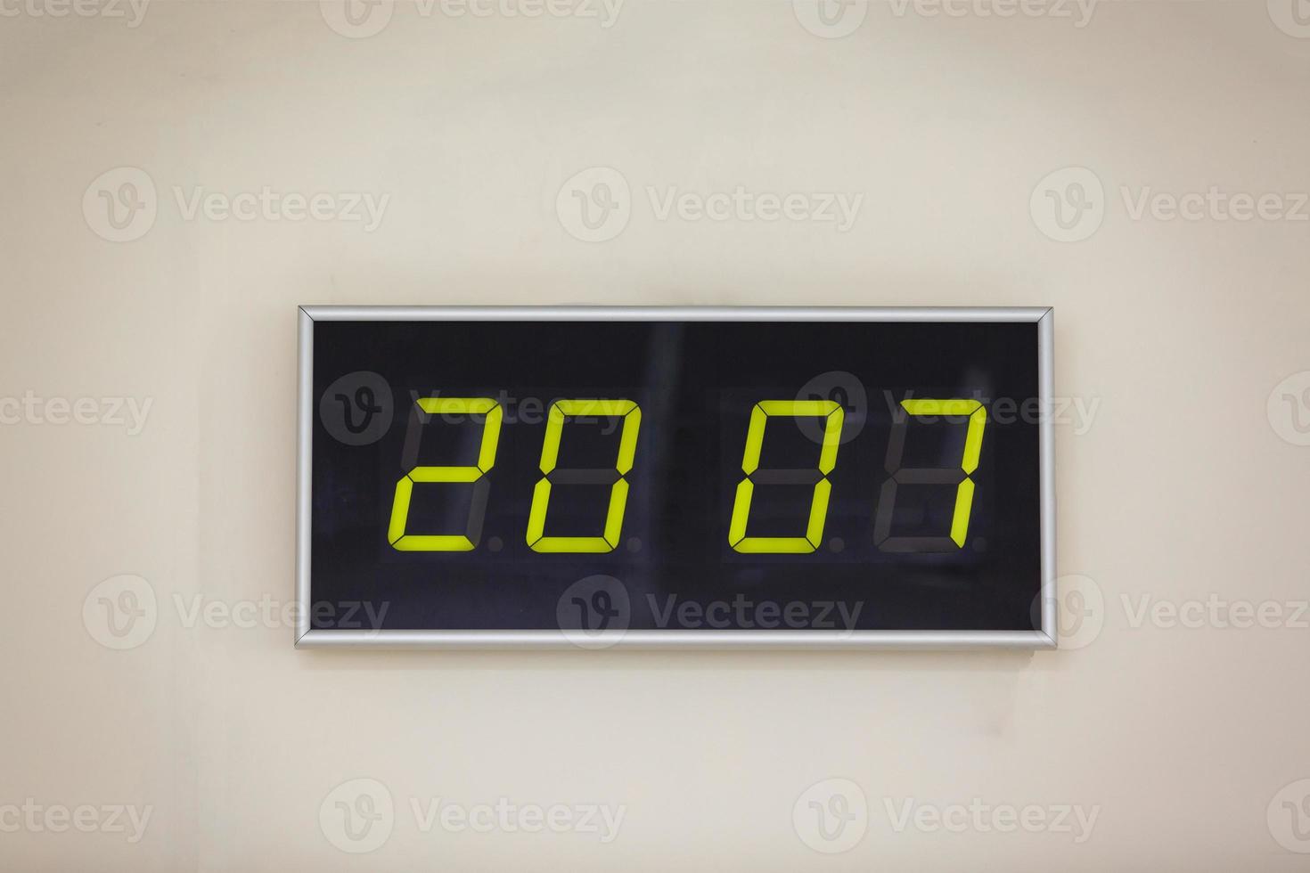 feliz año nuevo reloj digital negro sobre un fondo blanco que muestra la hora 2007 foto