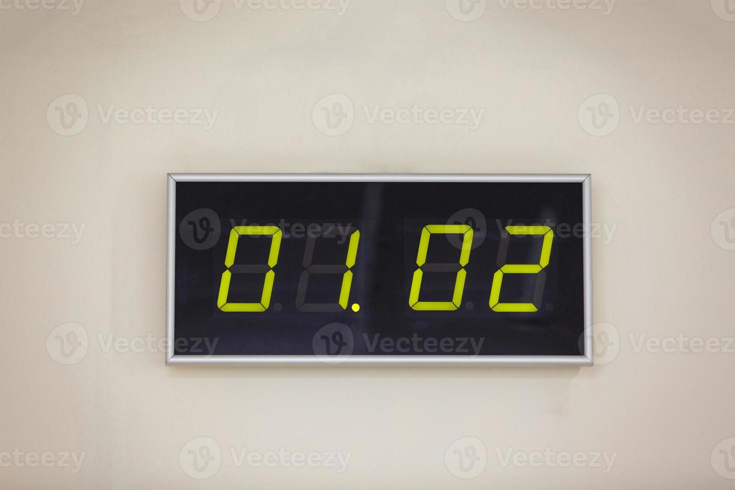 reloj digital negro sobre un fondo blanco que muestra el calendario de fecha de grupo de cierre de tiempo 01.02 foto