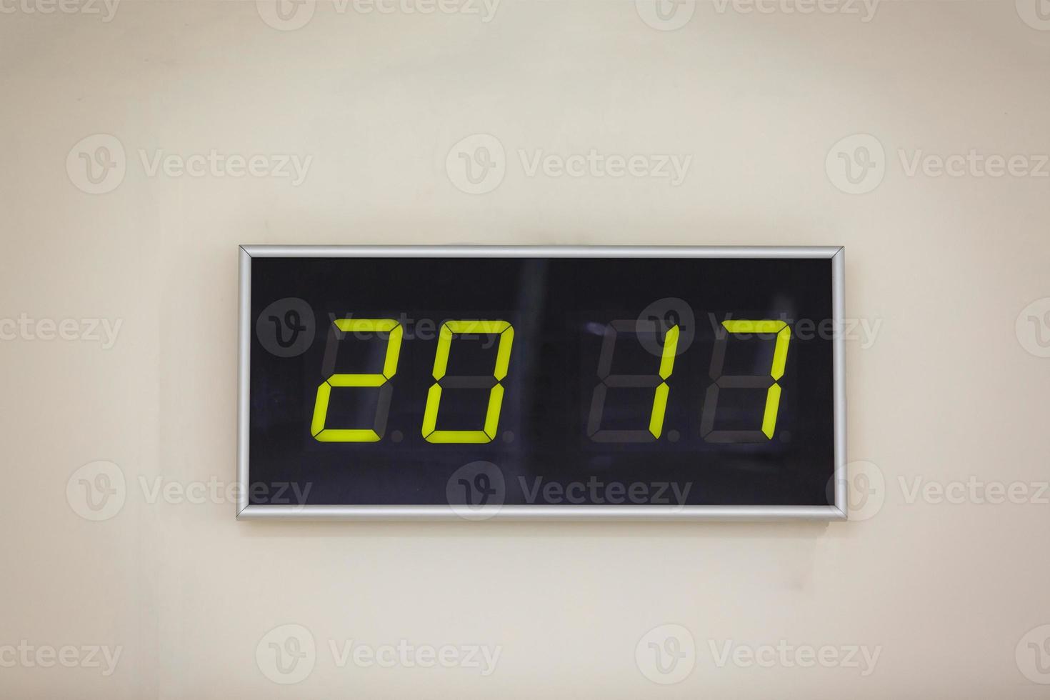 feliz año nuevo reloj digital negro sobre un fondo blanco que muestra la hora 2018 foto