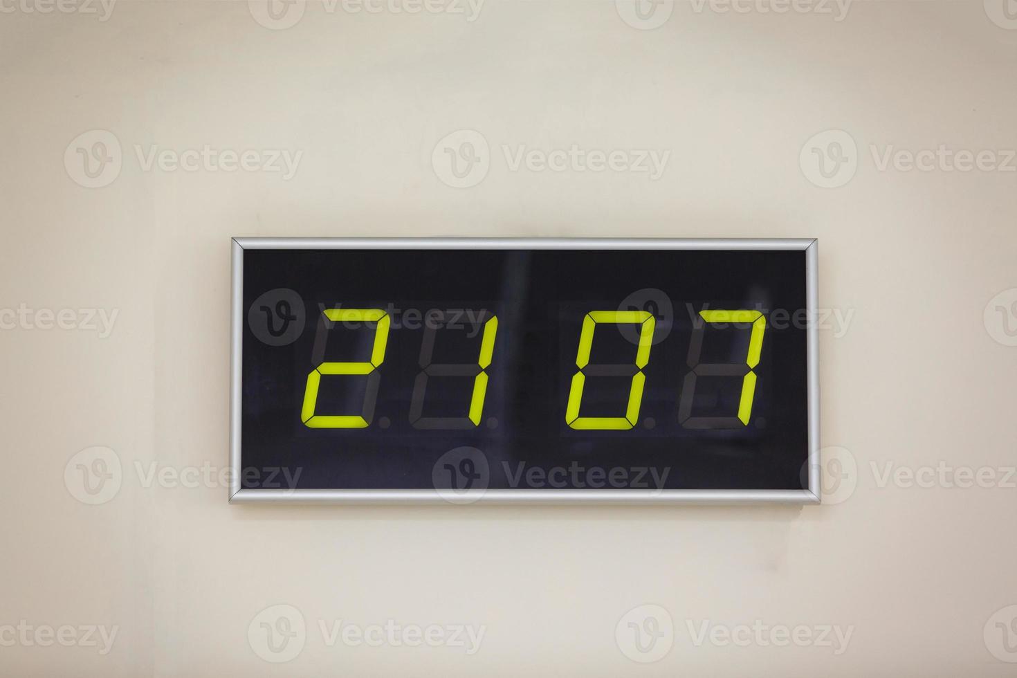 feliz año nuevo reloj digital negro sobre un fondo blanco que muestra la hora 2107 foto