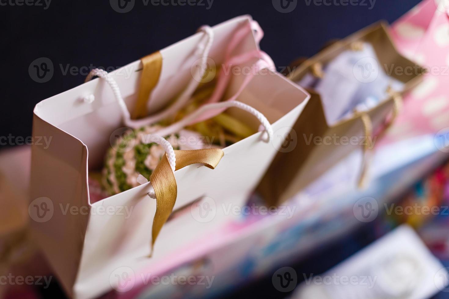 bolsa de compras de regalos en la mesa blanca. bolsa de compras marrón. foto