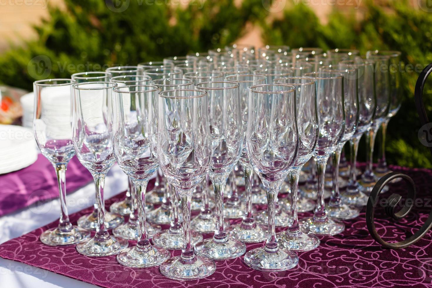 hermosas copas de champán desenfocadas en la mesa de buffet en el restaurante y fondo borroso foto