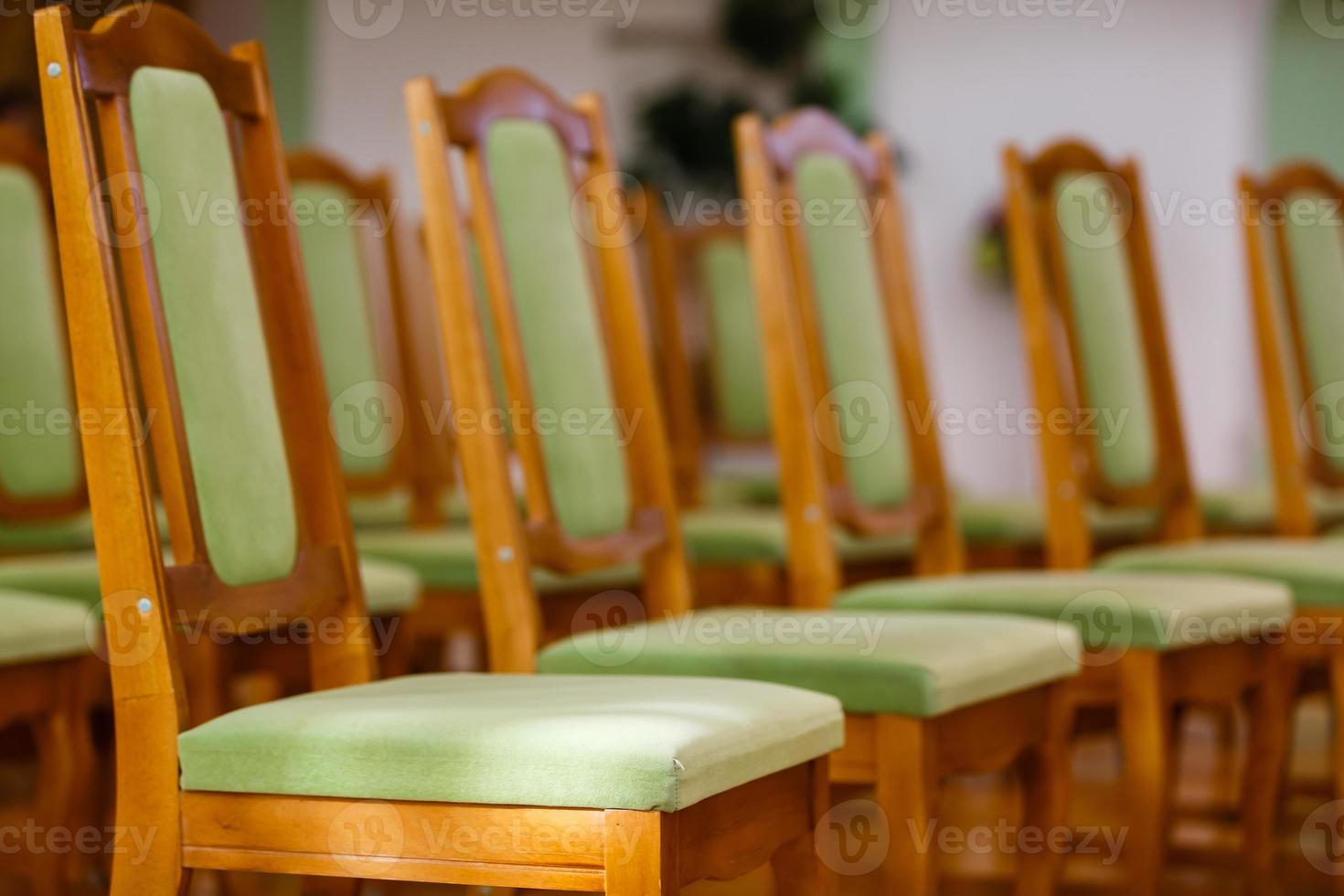 fragmento de sala de conferencias vacía, filas de sillas foto