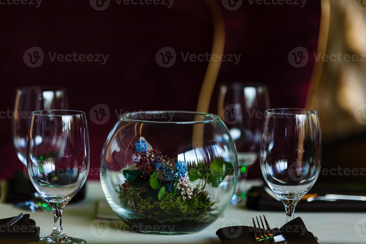 Empty glasses set in restaurant Glasses in the restaurant on the table flowers photo