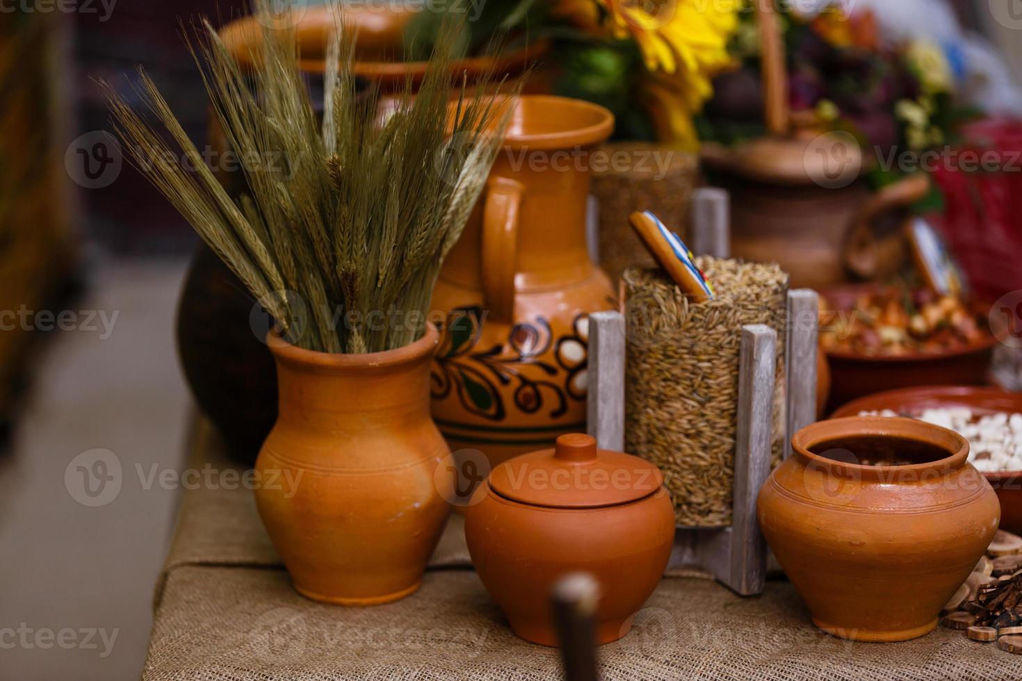 utensilio de cocina rústico. vajilla de cerámica vacía. artículos para el hogar. decoración de cocina en estilo rústico. foto