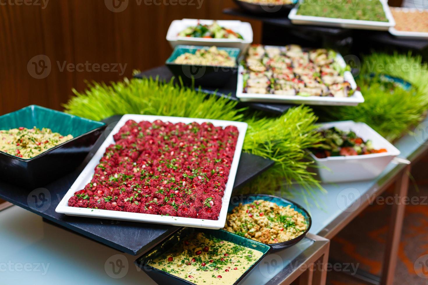 grupo de personas catering comida buffet interior en restaurante de lujo con carne coloridas frutas y verduras foto