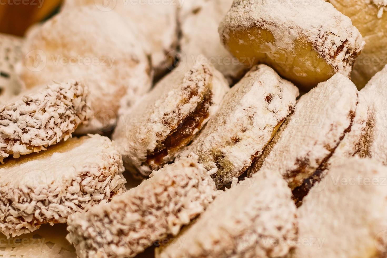 alfajores galletas recién horneadas primer plano en un plato sobre la mesa. horizontal foto