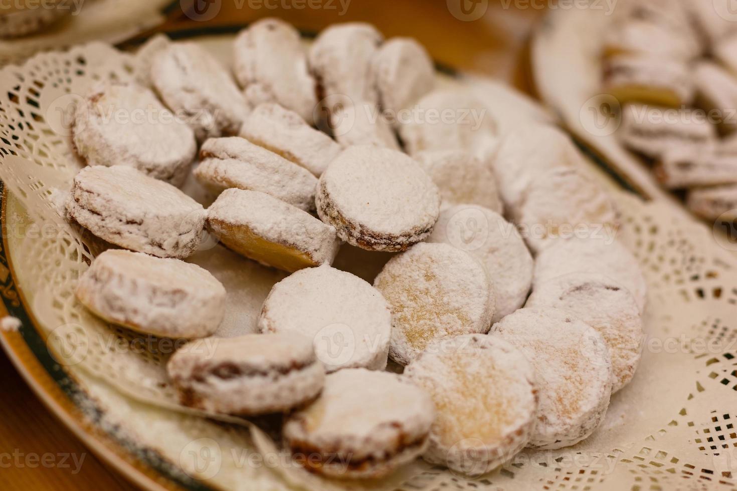 alfajores galletas recién horneadas primer plano en un plato sobre la mesa. horizontal foto