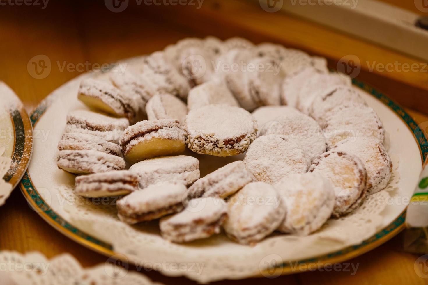 alfajores galletas recién horneadas primer plano en un plato sobre la mesa. horizontal foto