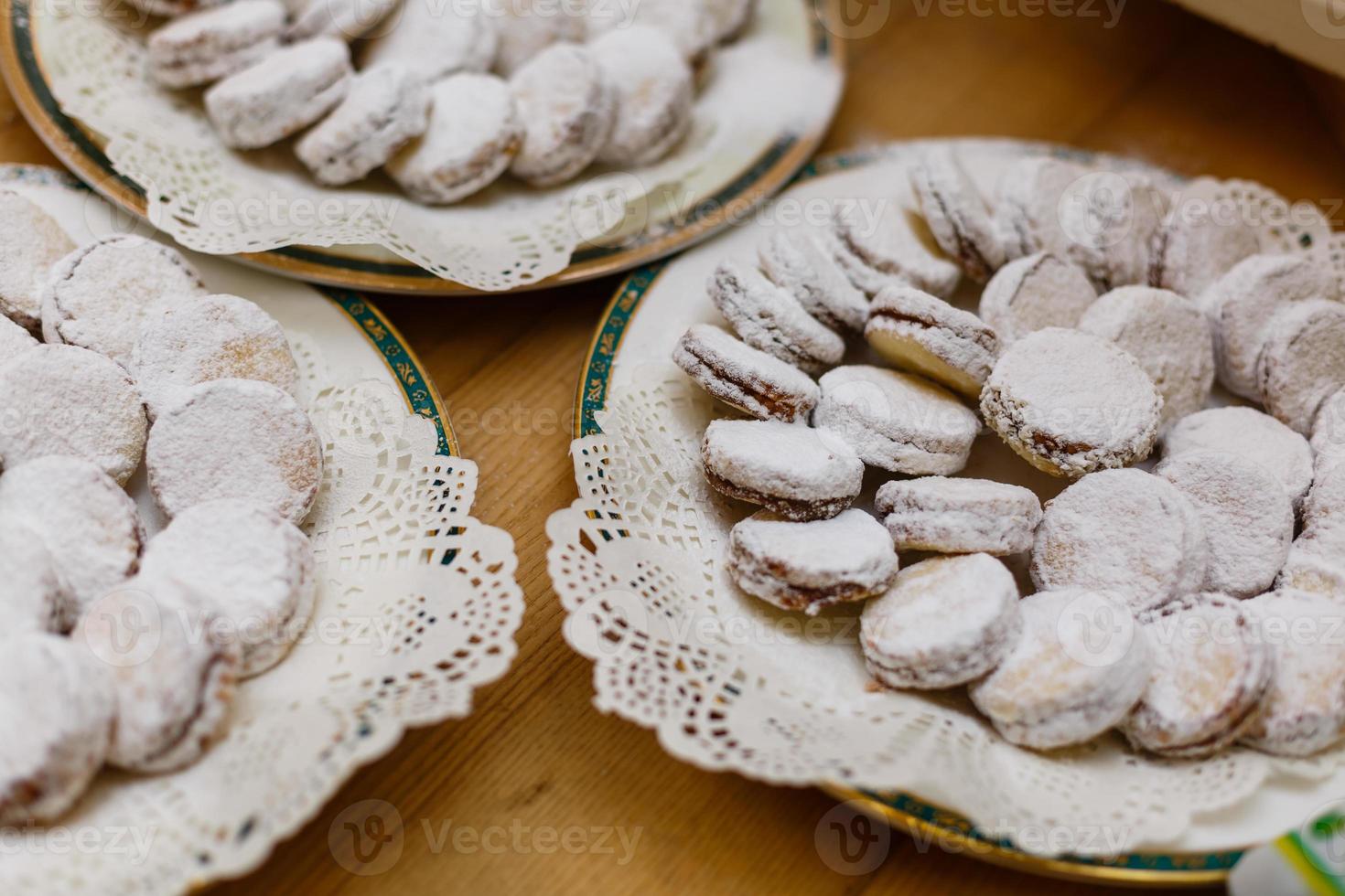 alfajores galletas recién horneadas primer plano en un plato sobre la mesa. horizontal foto