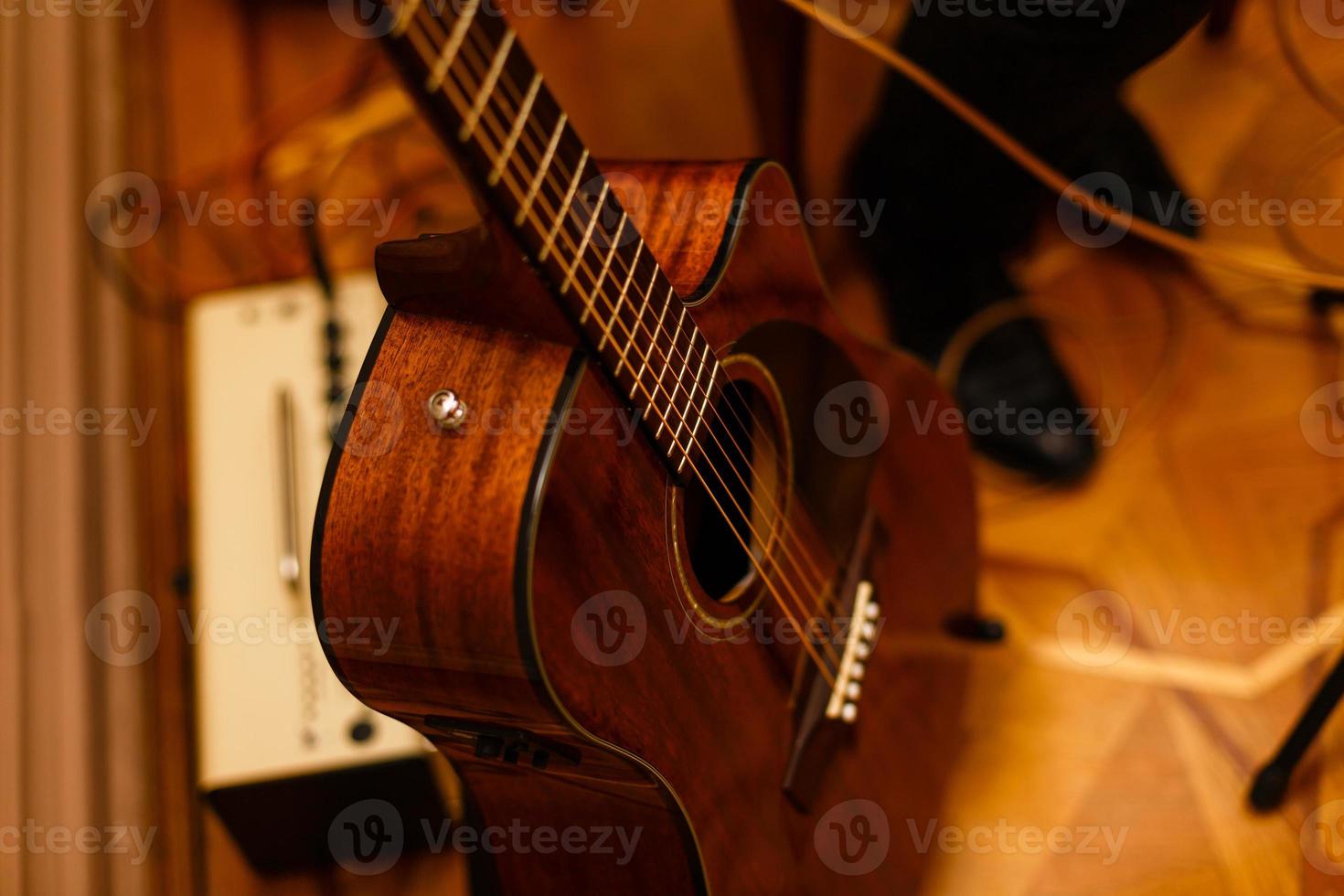 instrumentos de percusión con guitarra acústica sobre tablas de madera con fondo negro, concepto musical creativo foto