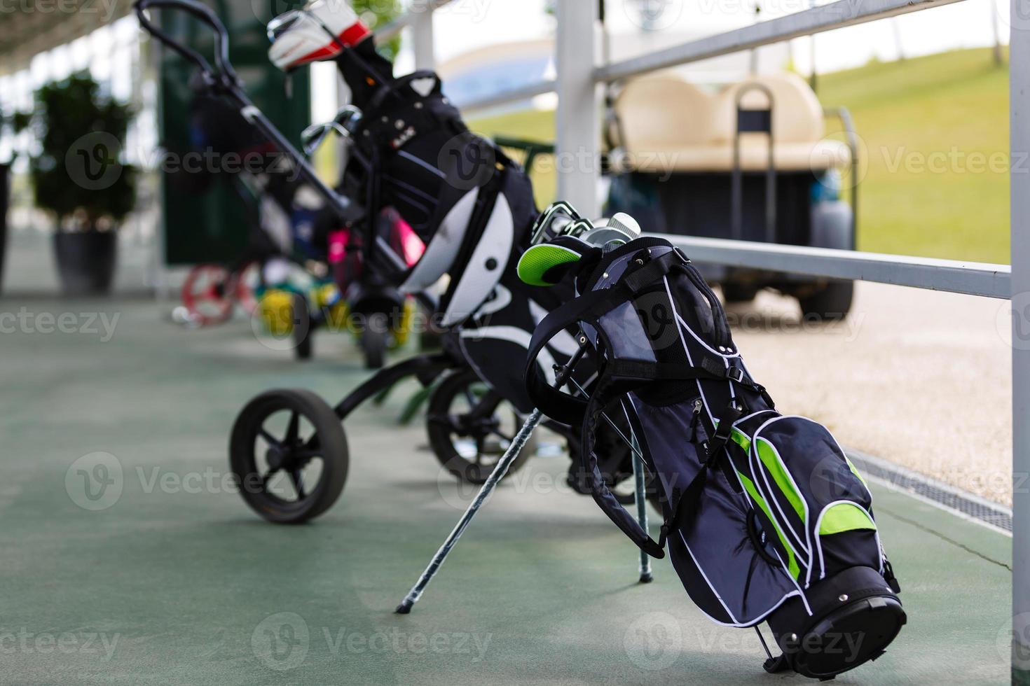 bolsa de golf con palos en campo verde, cerrar foto